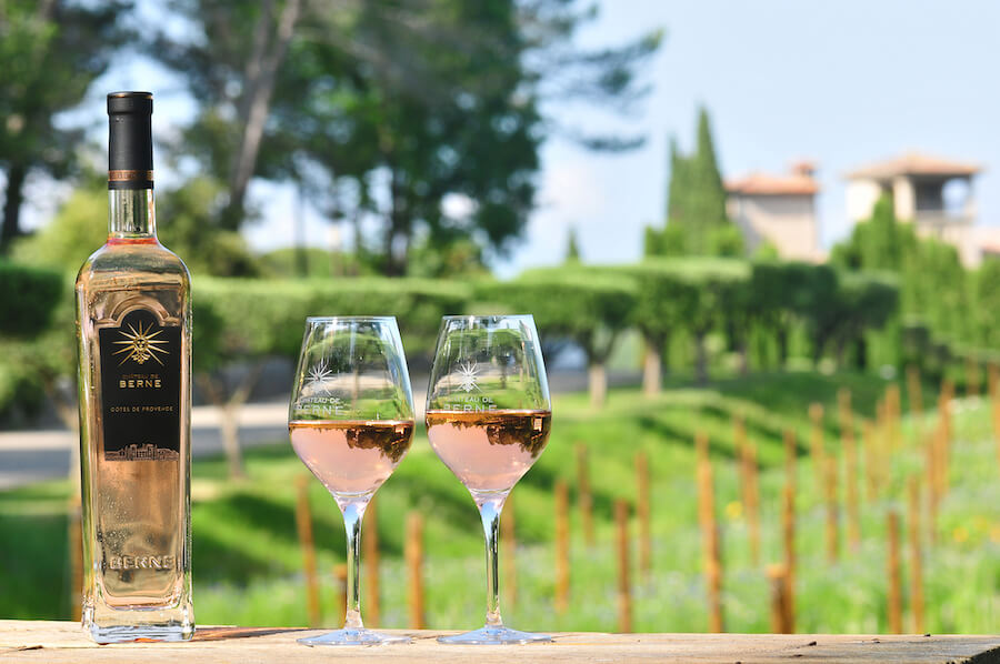 Une bouteille de vin carrée pour le côtes de Provence rosé – Château de  Berne
