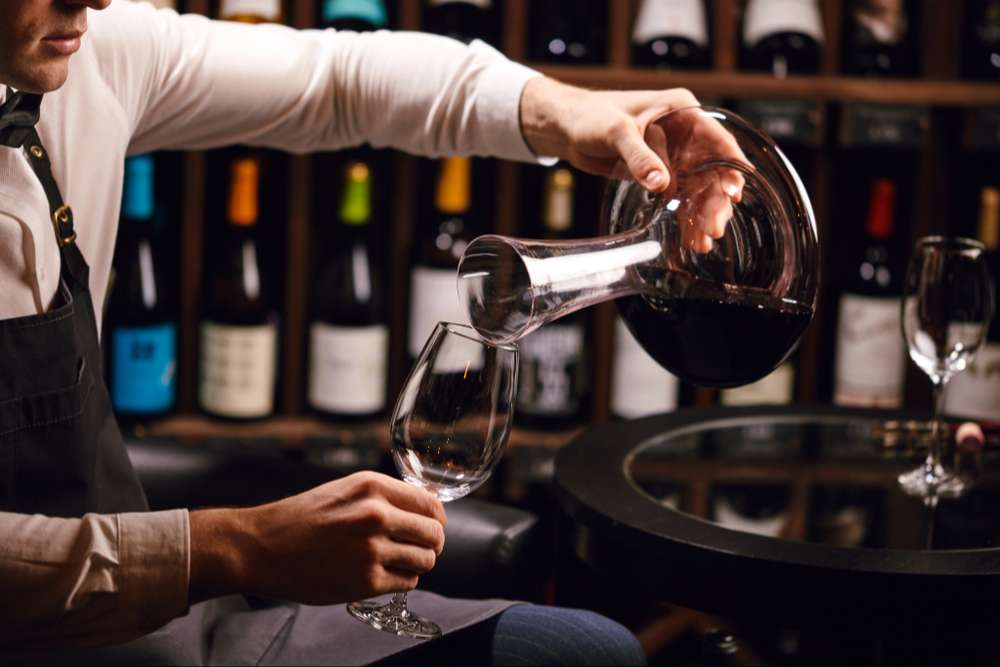 Wein dekantieren: Wie dekantiert man seinen Wein? – Château de Berne