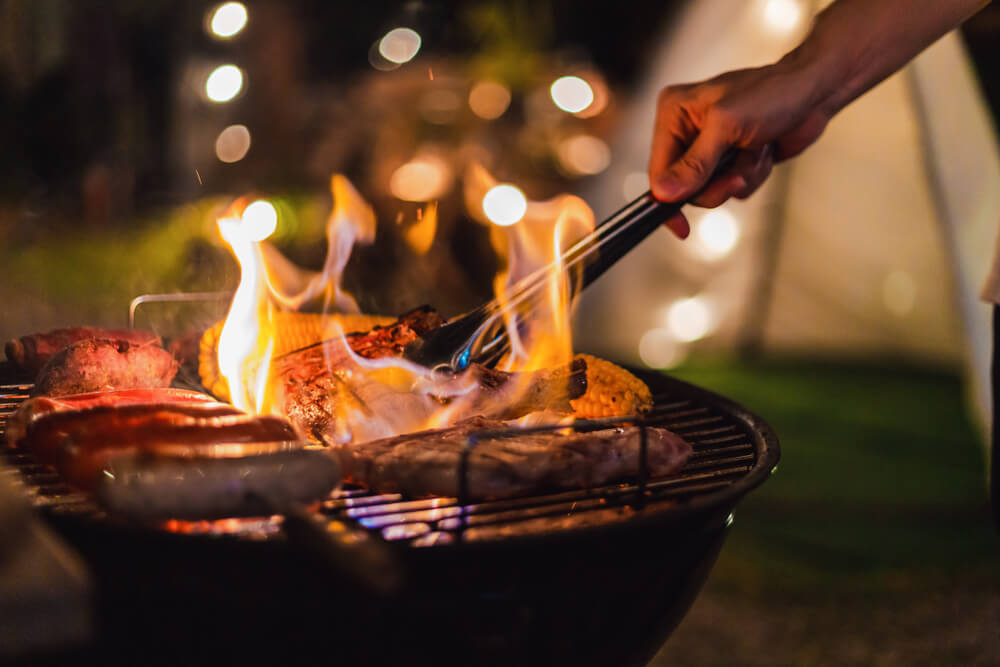 Accord rosé et viandes grillées au barbecue en été provençal