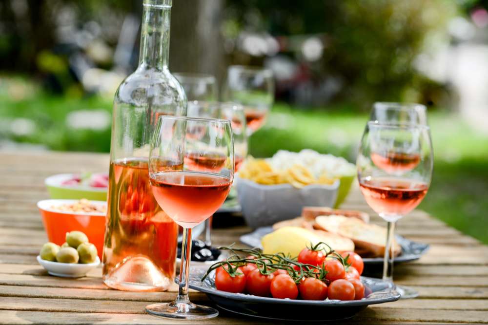 Apéritif avec du vin rosés