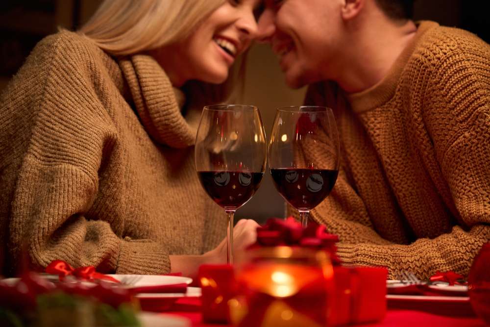 Couple avec deux verres de vin rouge pour la saint Valentin