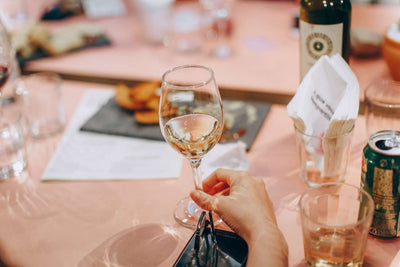 ¿Cómo elegir el vino blanco adecuado en un restaurante?