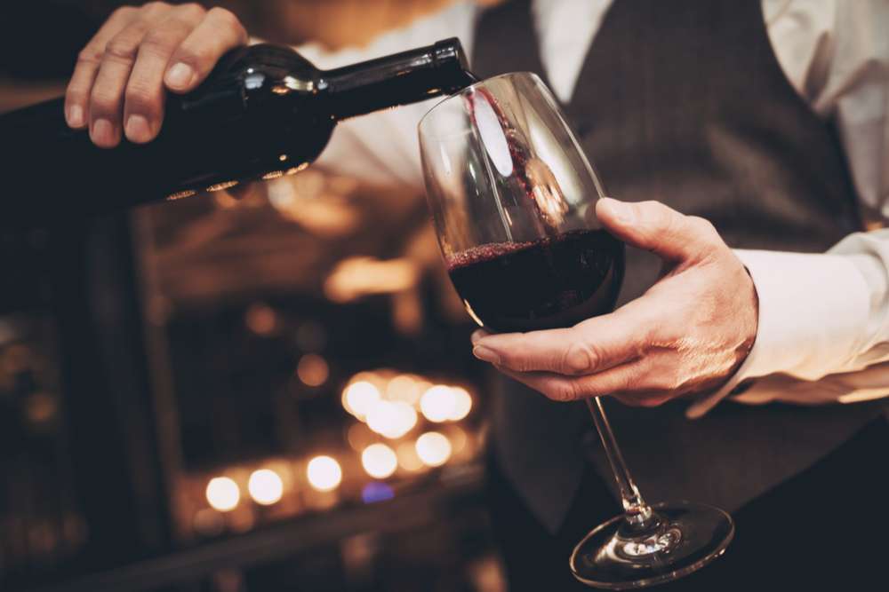 comment servir le vin au restaurant
