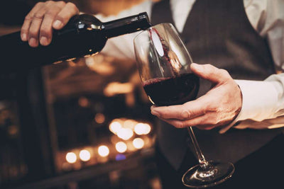¿Cómo servir siempre bien el vino en un restaurante?