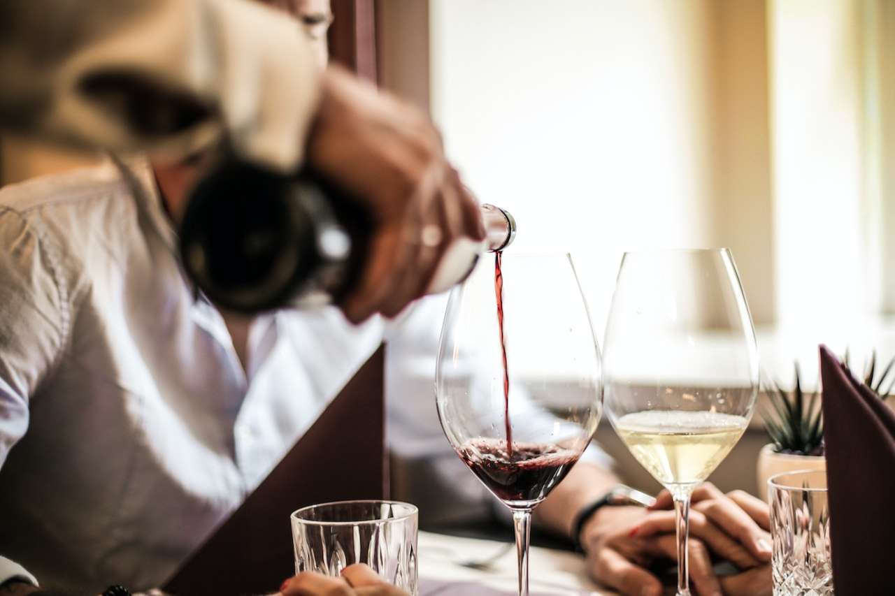 Faut-il mâcher ou grumer le vin ?