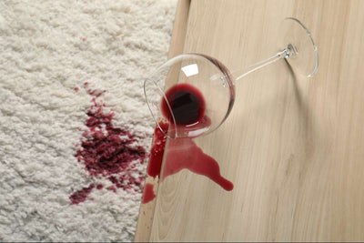 Come pulire una macchia di vino rosso?