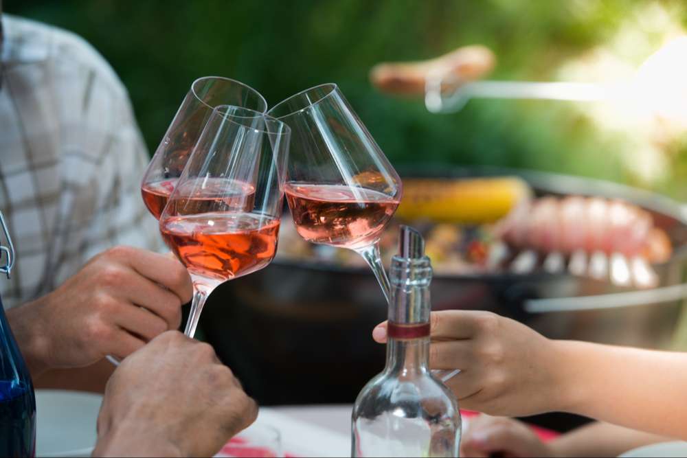 Bouteille de rosé et verres au bord d'un barbecue estival