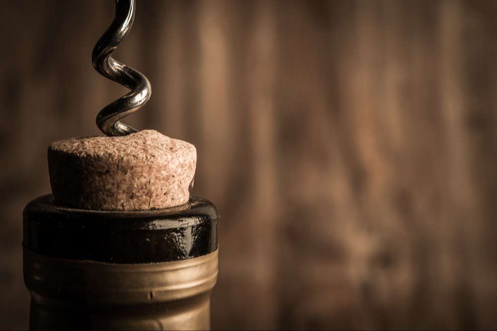 Ouverture d'une bouteille de vin bouchonné